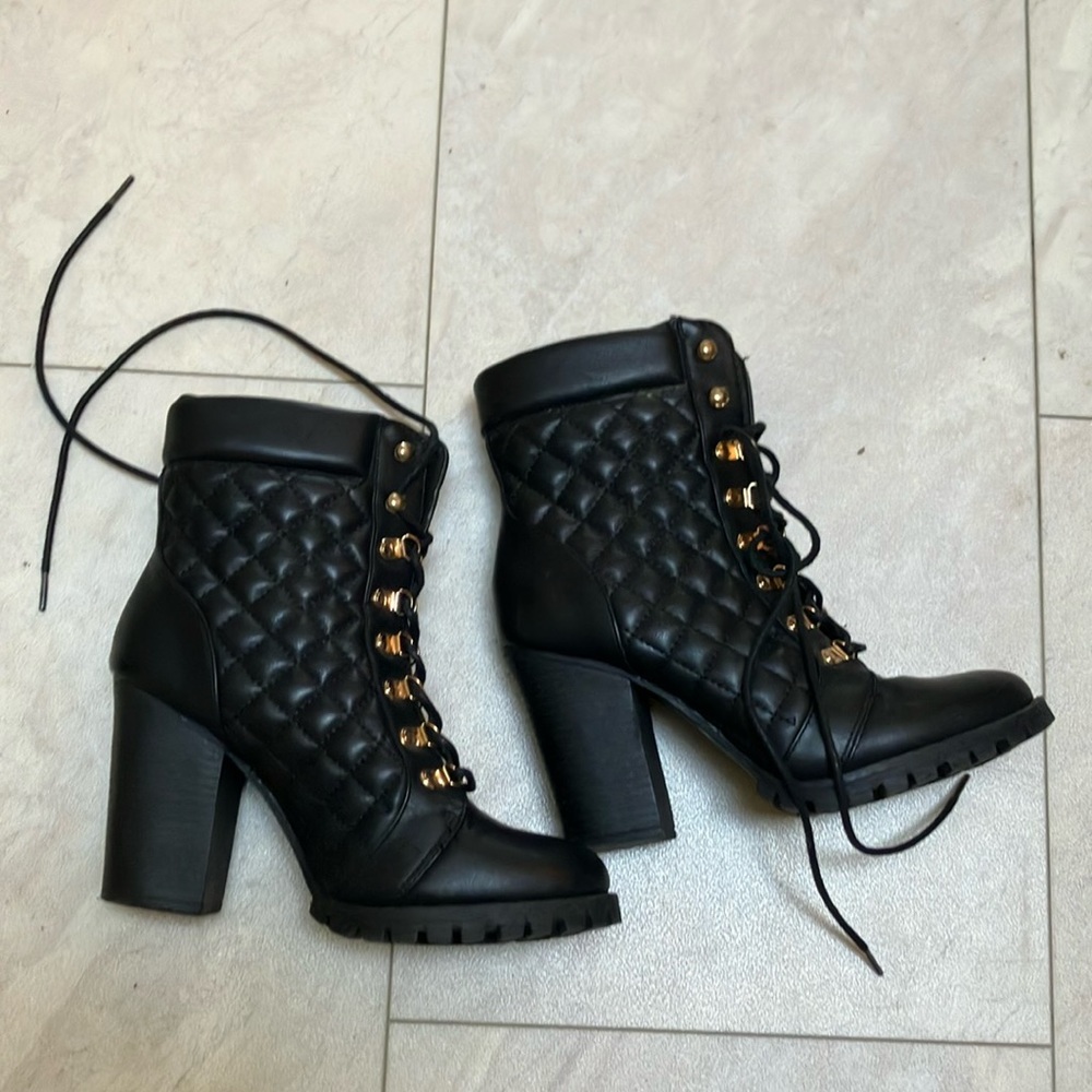 Shoe dazzle boots size 8.5